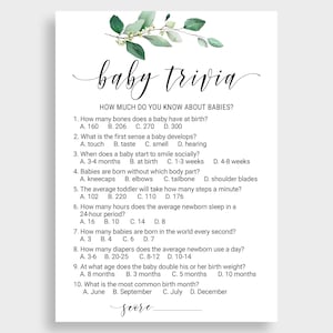 Pode incluir: Um cart&atilde;o branco de jogo de trivia para beb&ecirc;s com um design floral e perguntas sobre beb&ecirc;s com respostas de m&uacute;ltipla escolha. O t&iacute;tulo "baby trivia" est&aacute; escrito em it&aacute;lico.