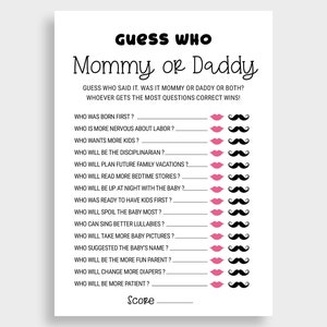 Puede incluir: Un juego imprimible para un baby shower o una revelaci&oacute;n de g&eacute;nero. El juego se llama "Adivina qui&eacute;n: Mam&aacute; o Pap&aacute;?" y hace una serie de preguntas sobre los futuros padres. Las preguntas est&aacute;n escritas en negro sobre un fondo blanco. Labios rosas y bigotes negros se utilizan para indicar las opciones de respuesta.
