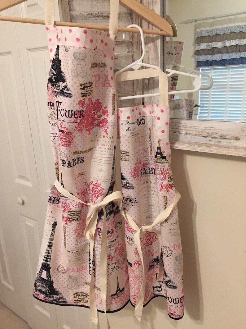 SET Motherdaughter Grandmothergranddaughter Adultchild Matching Paris Eiffel Tower Pink Polka Dots Aprons