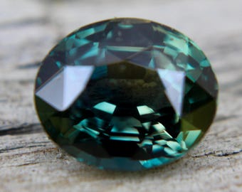 Natural Green Sapphire | Oval Cut | 5.05 Carat | 10.41x 8.82 mm | Engagement Rings | Loose Gemstones | Wedding Jewellery | Crystal