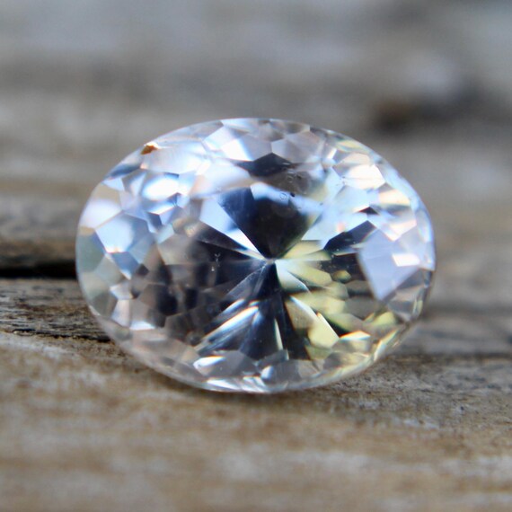 Zaffiro bianco ovale da 1,40 carati: pietra preziosa di Ceylon non