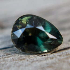 Peer geslepen parti saffier: natuurlijke onbehandelde edelsteen, 1,10 karaat