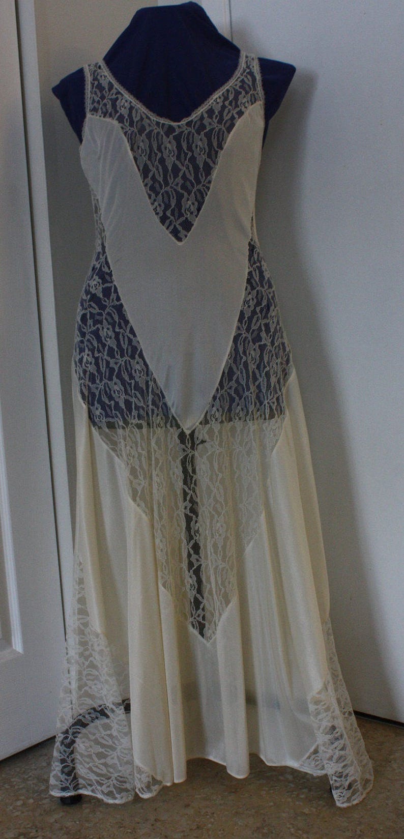 Ivory Nightgown New Vintage 1970s Glamorous Ivory /'Tapestry/' Petra Fashions Nightgown