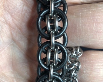 Cadena para billetera con timón de acero inoxidable natural y negro hecha a mano
