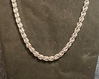 Collar de malla de cadena con piedra de campo y anillo pequeño hecho a mano
