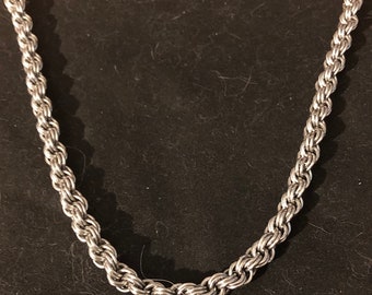 Collar de malla de cadena trenzada de dos anillos hecho a mano