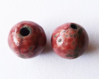 Couple perles céramique rouge sombre, perles rondes rustiques 15 mm, émail satiné à effets, fait main, artisanal, créateur, boucles, unique