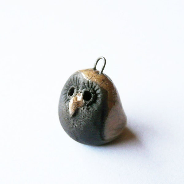 Breloque chouette céramique raku terre sauvage naturelle, mini totem oiseau amulette émaillée, hibou miniature kawaï, unique, fait main