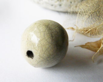 Grosse perle céramique raku rustique crème émaillée brillant craquelé asymétrique, pièce unique, création bijou fait main, artisanal, focale
