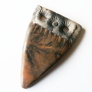 Colgante grande de terra sigillata ahumada, conector de cerámica ahumada, marrón oscuro, técnica tradicional, hecho a mano, artesanal.