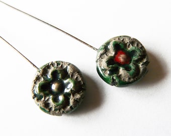 Couple breloques céramique rustiques, perles raku headpin fleur antique, vert gris et rouge, tige métal, fait main, pièce unique, artisanal