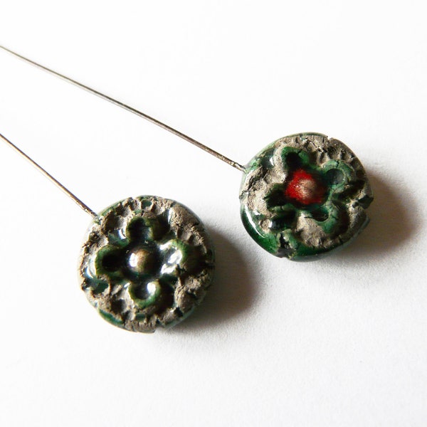 Couple breloques céramique rustiques, perles raku headpin fleur antique, vert gris et rouge, tige métal, fait main, pièce unique, artisanal