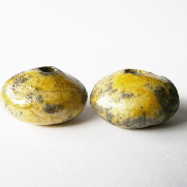 Grosses perles céramique raku jaunes et grises rustiques, lot de 2 grandes perles donut artisanales émaillées, wabi sabi, fait main, uniques