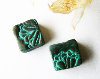 Couple cabochons verts fleur céramique carrés style antique patine vert de gris, 2 pièces uniques artisanales, fait main, pour boucles puces