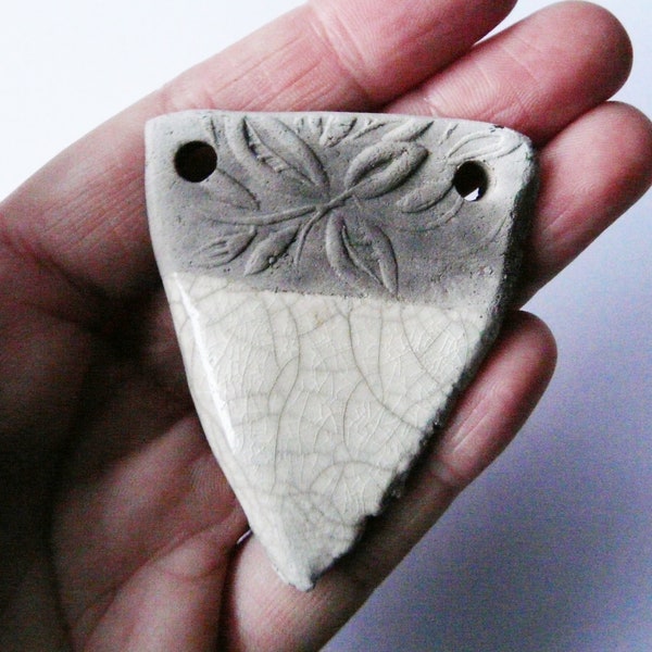 Grand pendentif céramique raku blanc et gris connecteur émail craquelé, décor feuilles fait main en relief, japonisant, unique, artisanal