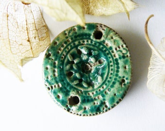 Pendentif céramique raku mandala rond relief émail vert-bleu, médaillon connecteur décor floral, pièce unique, bijou céramique artisanal