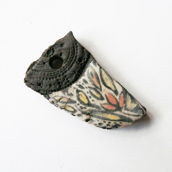 Pendentif pointe céramique décors feuilles et fleurs, illustration unique émaillée décor peint à la main, décor floral unique, artisanal