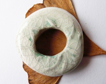 Pendentif céramique raku rond, émail blanc et céladon, anneau donut style rustique zen, numéro 4, motifs floraux, bijou unique, artisanal