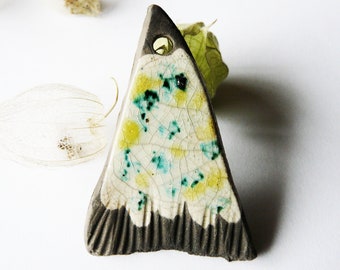 Grand pendentif céramique raku triangle vert jaune et blanc, reliefs terre grise, bijou rustique émaillé, pièce unique collier printemps