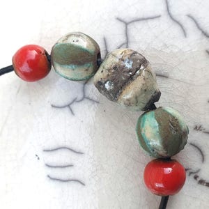 Lot de perles céramique raku, mix perles céramique rustiques vert de gris et rouge, pièces pour création bijou DIY, perle raku fait main