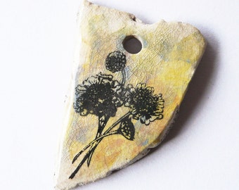 Grand pendentif céramique raku fleurs des champs pointe jaune aquarellé, bijou rustique irrégulier émaillé herbier unique, pièce de créateur