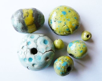 Lot 7 grosses perles céramique raku variées assorties couleur turquoise, vert pomme et jaune, émail rustique, perles multicolores uniques