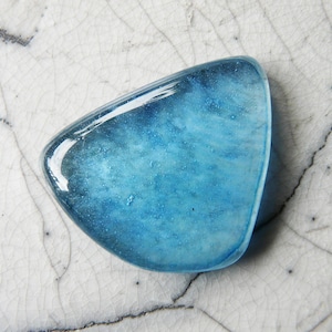 Cabochon artisanal en verre bleu ciel brume de la verrerie de Soisy-sur-Ecole, pièce asymétrique rare unique artisanale, pièce pour création