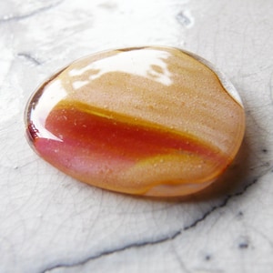 Cabochon artisanal en verre orangé-rose de la verrerie de Soisy-sur-Ecole, pièce asymétrique rare unique artisanale, pièce pour création