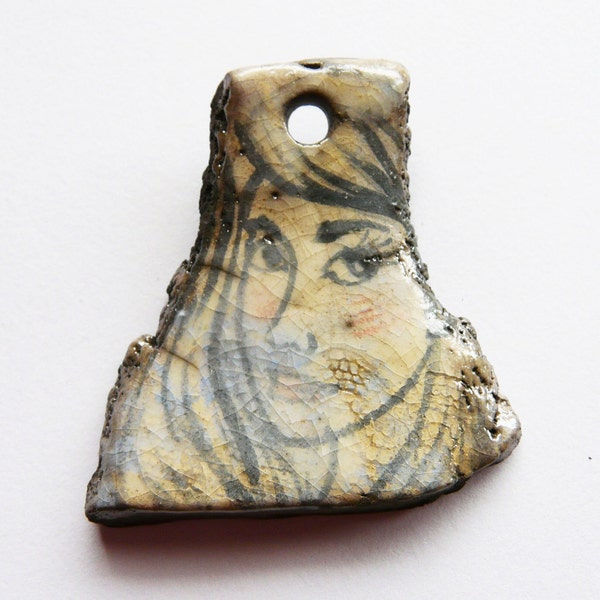 Pendentif céramique raku portrait femme décoré main tons pastels, illustration femme bohème aux écailles de serpent, pièce unique créateur