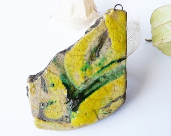 Grand pendentif céramique raku jaune et vert rustique, céraique wabi sabi émaillée, pièce unique collier printemps, bijou tribal unique
