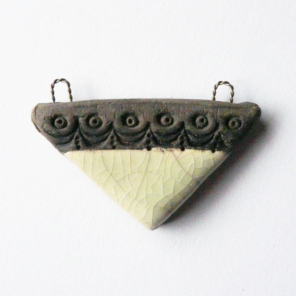 Pendentif céramique raku triangle bleu pâle et noir, bijou connecteur style antique décor frise relief noire mate, bijou artisanal unique