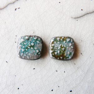 Cabochons céramique raku fleurs carrée vert-bleu irisé style wabi sabi, bleu-gris et cuivré, création fait main relief fleur jardin japonais
