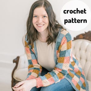Può includere: Una donna indossa un cardigan all'uncinetto patchwork colorato. Il cardigan presenta quadrati blu, pesca e beige. Il testo "crochet pattern" è in un cerchio bianco. È seduta su una sedia vintage.
