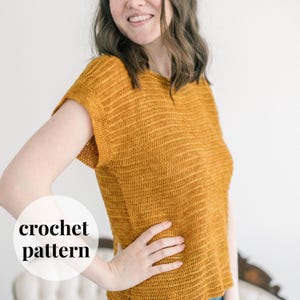 Può includere: Un top di uncinetto giallo senape a maniche corte. Il top è realizzato con un punto testurizzato e ha una vestibilità rilassata.