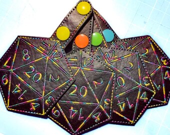 Könnte beinhalten: Ein Set aus dunkelbraunen, sechseckigen Taschen mit gestickten, regenbogenfarbenen Umrissen von zwanzigseitigen Würfeln mit Zahlen. Jede Tasche verfügt über einen bunten Druckknopf in Gelb, Orange, Grün oder Blau.