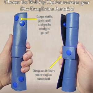 K&ouml;nnte beinhalten: Zwei blaue, aufrollbare W&uuml;rfelschalen mit blauen Druckkn&ouml;pfen und Riemen. Der Text lautet: "W&auml;hlen Sie die 'Roll-Up'-Option, um Ihr W&uuml;rfeltablett extra tragbar zu machen!" und "Snaps visible, just unroll and you're ready to game!"
