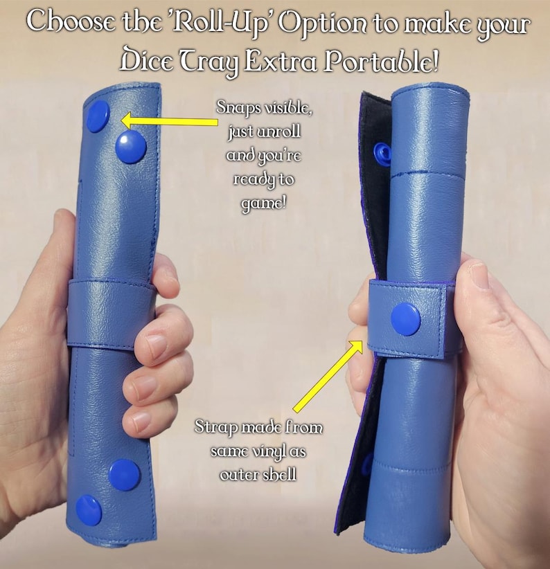 K&ouml;nnte beinhalten: Zwei blaue, aufrollbare W&uuml;rfelschalen mit blauen Druckkn&ouml;pfen und Riemen. Der Text lautet: "W&auml;hlen Sie die 'Roll-Up'-Option, um Ihr W&uuml;rfeltablett extra tragbar zu machen!" und "Snaps visible, just unroll and you're ready to game!"
