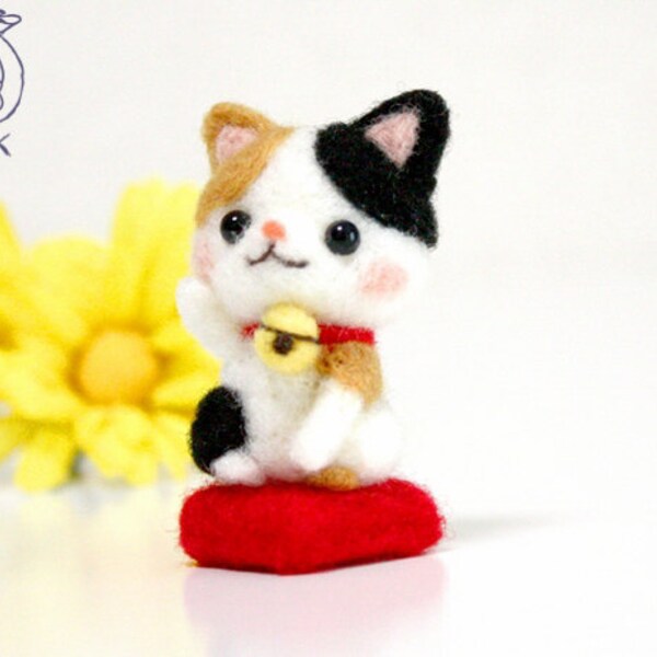 Lucky Cat beginner DIY felting Kit, Wool Felt Needle Craft, handmade animal, feltingwork novice cute gift new white felted art handcraft set