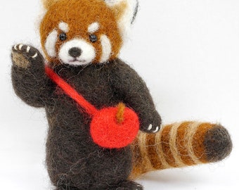 Panda rouge avec pomme apprendre à feutrer, comment feutrer animal, panda rouge, feutrage à l'aiguille, kit de feutrage à l'aiguille, feutre de laine, animaux en feutre