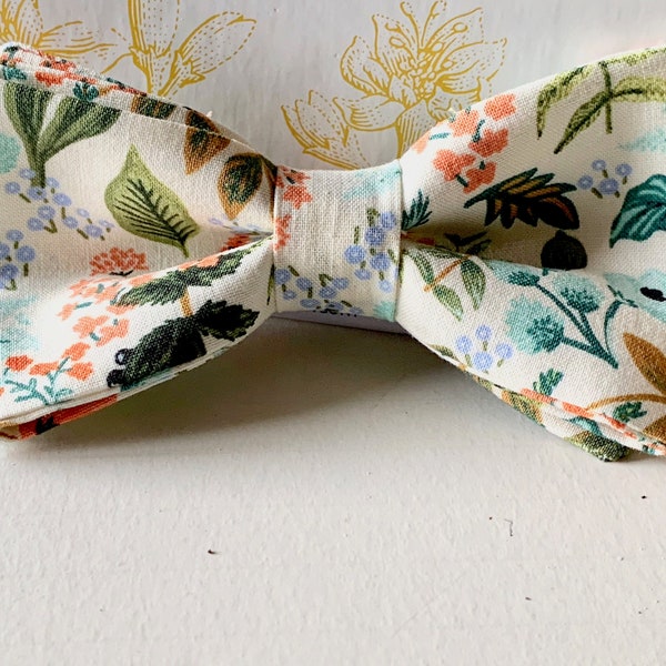 Mens Floral Bowtie, Boho Chic  Wedding Bow Tie, Woodland Flowers, Groomsmen Attire, Father of the Bride