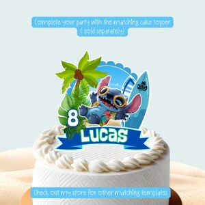 Pu&ograve; includere: Un topper per torta con un personaggio alieno blu con occhiali da sole e camicia a fiori, una palma verde, una tavola da surf blu, il numero 8 e il nome Lucas su un nastro blu. Il testo recita: Complete your party with the matching cake topper (sold separately) e Check out my store for other matching templates.