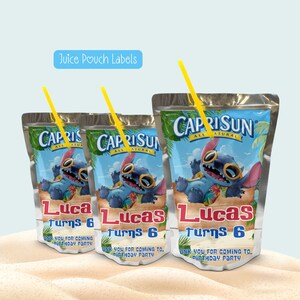 Pu&ograve; includere: Tre bustine di succo argentate con una grafica di un personaggio alieno blu, il testo "Capri Sun", "Lucas turns 6" e "Thank you for coming to my birthday party", con una cannuccia gialla inserita nella parte superiore di ogni bustina.