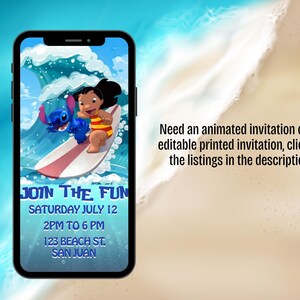 Pu&ograve; includere: Uno smartphone mostra un invito digitale con Lilo e Stitch che cavalcano un'onda grande. Il testo recita: JOIN THE FUN, SATURDAY JULY 12, 2PM TO 6PM, 123 BEACH ST. SAN JUAN. A destra, il testo recita: Need an animated invitation or an editable printed invitation, click on the listings in the description.