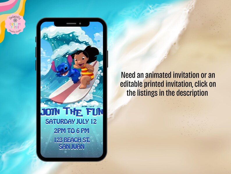 Pu&ograve; includere: Uno smartphone mostra un invito digitale con Lilo e Stitch che cavalcano un'onda grande. Il testo recita: JOIN THE FUN, SATURDAY JULY 12, 2PM TO 6PM, 123 BEACH ST. SAN JUAN. A destra, il testo recita: Need an animated invitation or an editable printed invitation, click on the listings in the description.