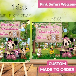 Puede incluir: Letrero de bienvenida Pink Safari con Minnie Mouse y sus amigos. Disponible en 4 tamaños: 28x36cm, 41x51cm, 61x91cm y 122x91cm. El letrero dice "Welcome to Valentina's Wild One".