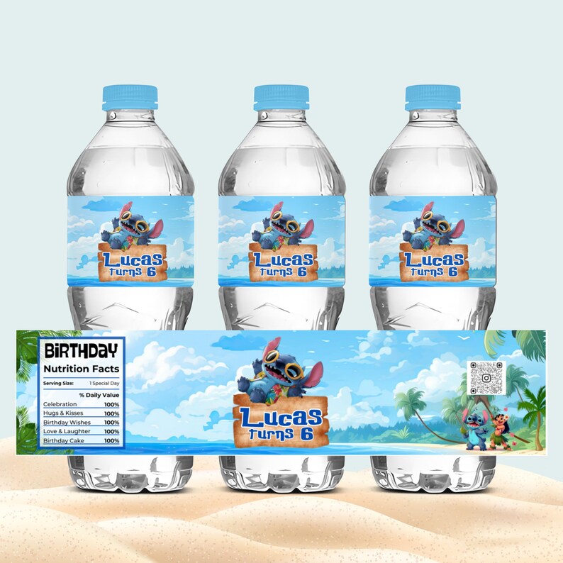 Pu&ograve; includere: Tre bottiglie d'acqua in plastica trasparente con tappi azzurri, ciascuna con un'etichetta personalizzata raffigurante un personaggio alieno blu, un cartello in legno con la scritta Lucas Turns 6 e una scena di spiaggia tropicale.