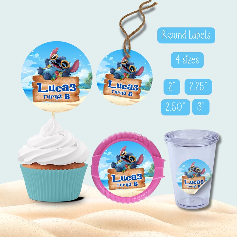 Pu&ograve; includere: Etichette rotonde con un personaggio alieno blu su una spiaggia e un cartello in legno con la scritta Lucas turns 6. Include un topper per cupcake, un'etichetta con spago, un coperchio rosa e un bicchiere. Il testo indica 4 misure: 2", 2.25", 2.50", 3".