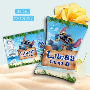 Pu&ograve; includere: Un involucro personalizzato per sacchetti di patatine da 28 g con tema spiaggia tropicale e Stitch con occhiali da sole. Il design include un cartello in legno con il testo Lucas turns 6, foglie di palma e un'etichetta con i valori nutrizionali.