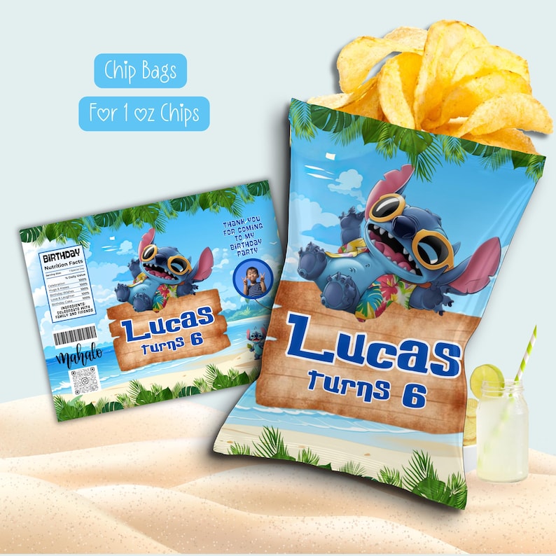 Pu&ograve; includere: Un involucro personalizzato per sacchetti di patatine da 28 g con tema spiaggia tropicale e Stitch con occhiali da sole. Il design include un cartello in legno con il testo Lucas turns 6, foglie di palma e un'etichetta con i valori nutrizionali.