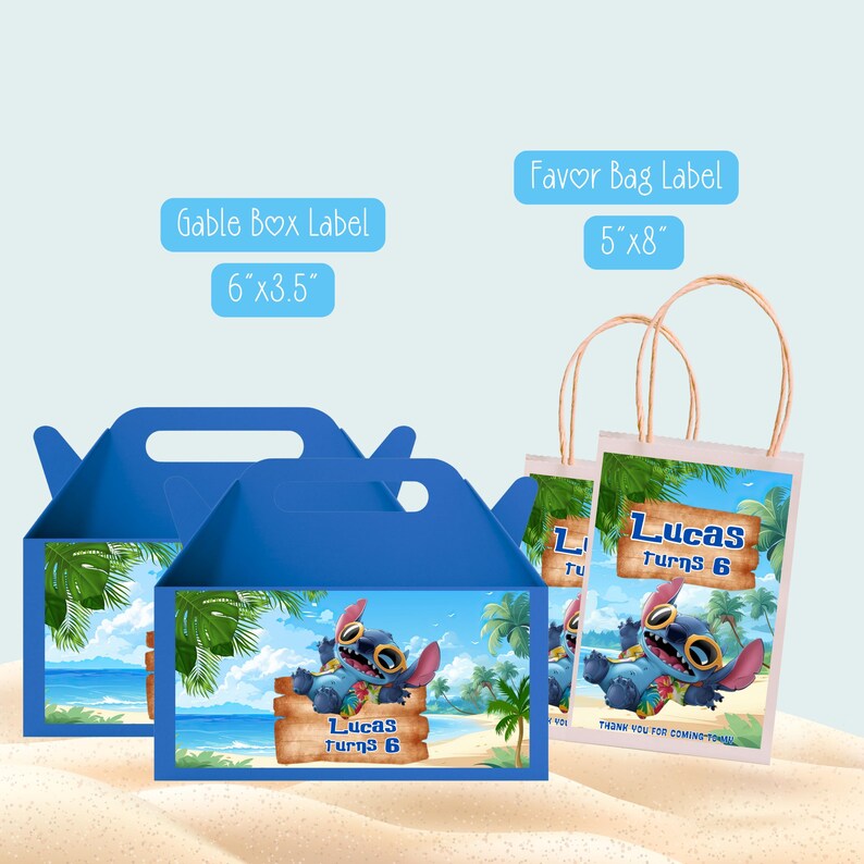 Pu&ograve; includere: Due scatole blu e due sacchetti di carta con una scena di spiaggia tropicale e un personaggio alieno blu con occhiali da sole. Le etichette riportano il testo "Lucas turns 6". L'etichetta della scatola misura 15,24cm x 8,89cm e quella del sacchetto 12,7cm x 20,32cm.